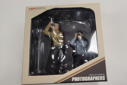 (Pre Owned) True Scale Miniatures Photographers (set of 2) 1:18 TSM13AC15