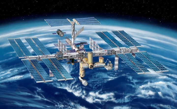 International Space Station 1/144 #05651 by Revell