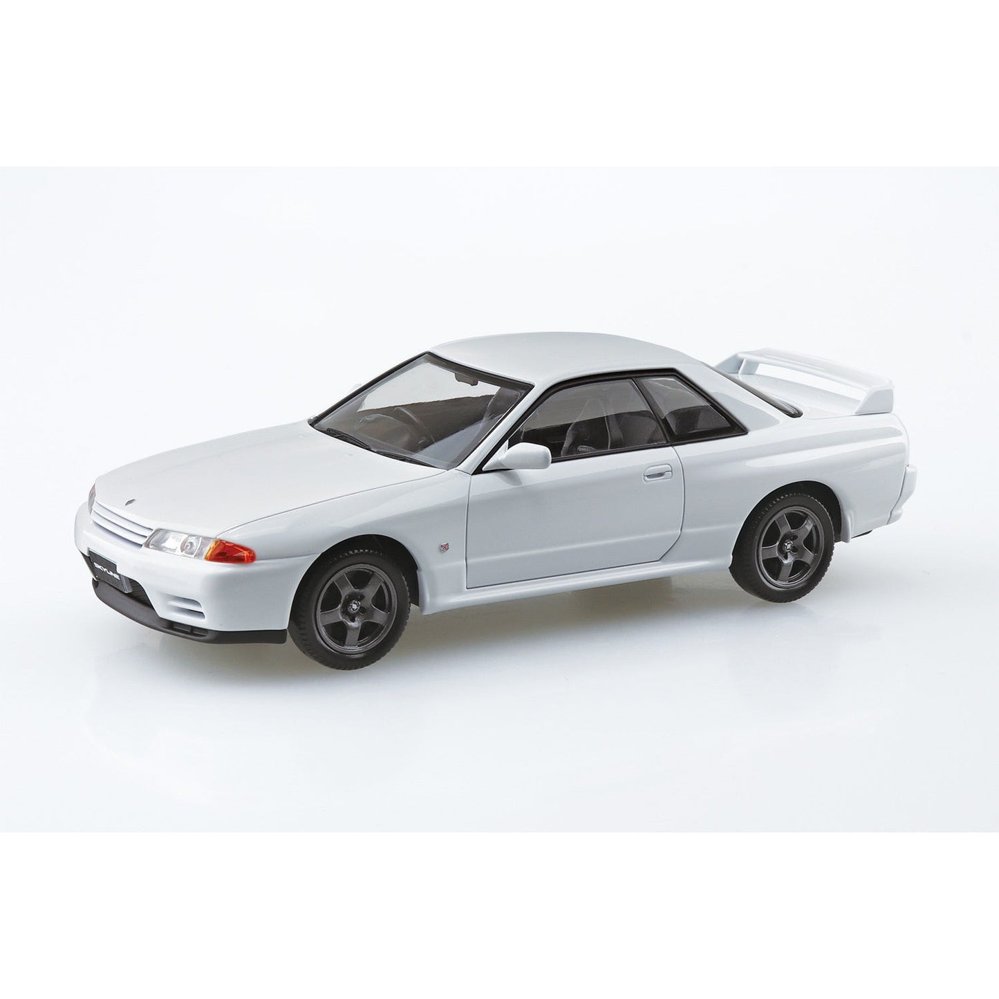 Nissan R32 Skyline GT-R (Crystal White) 1/24 Model Car Kit #06354 by Aoshima
