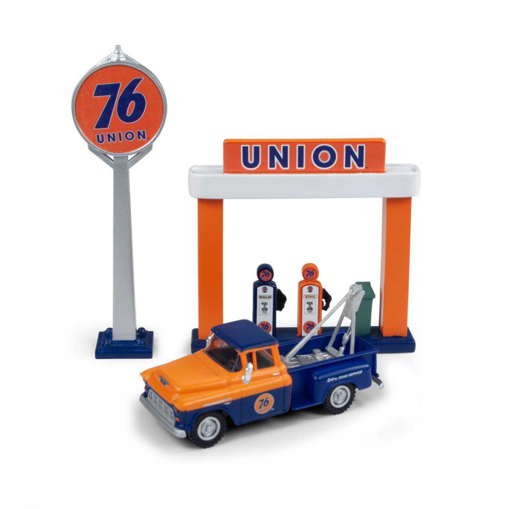 1955 Chevy Tow Truck - Union 76 w/Sign and Pumps