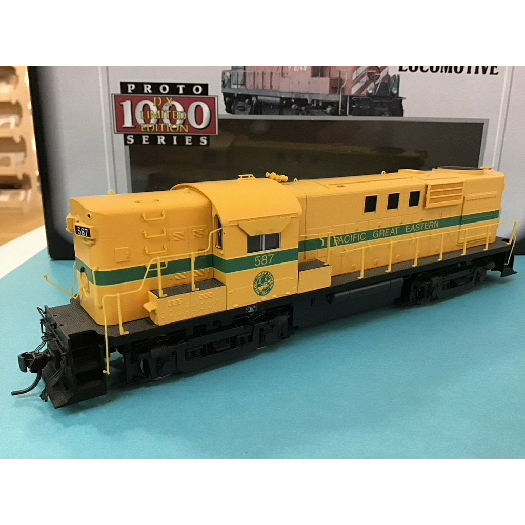 HO Scale RS-18 Locomotive PGE #587 (PRE OWNED)