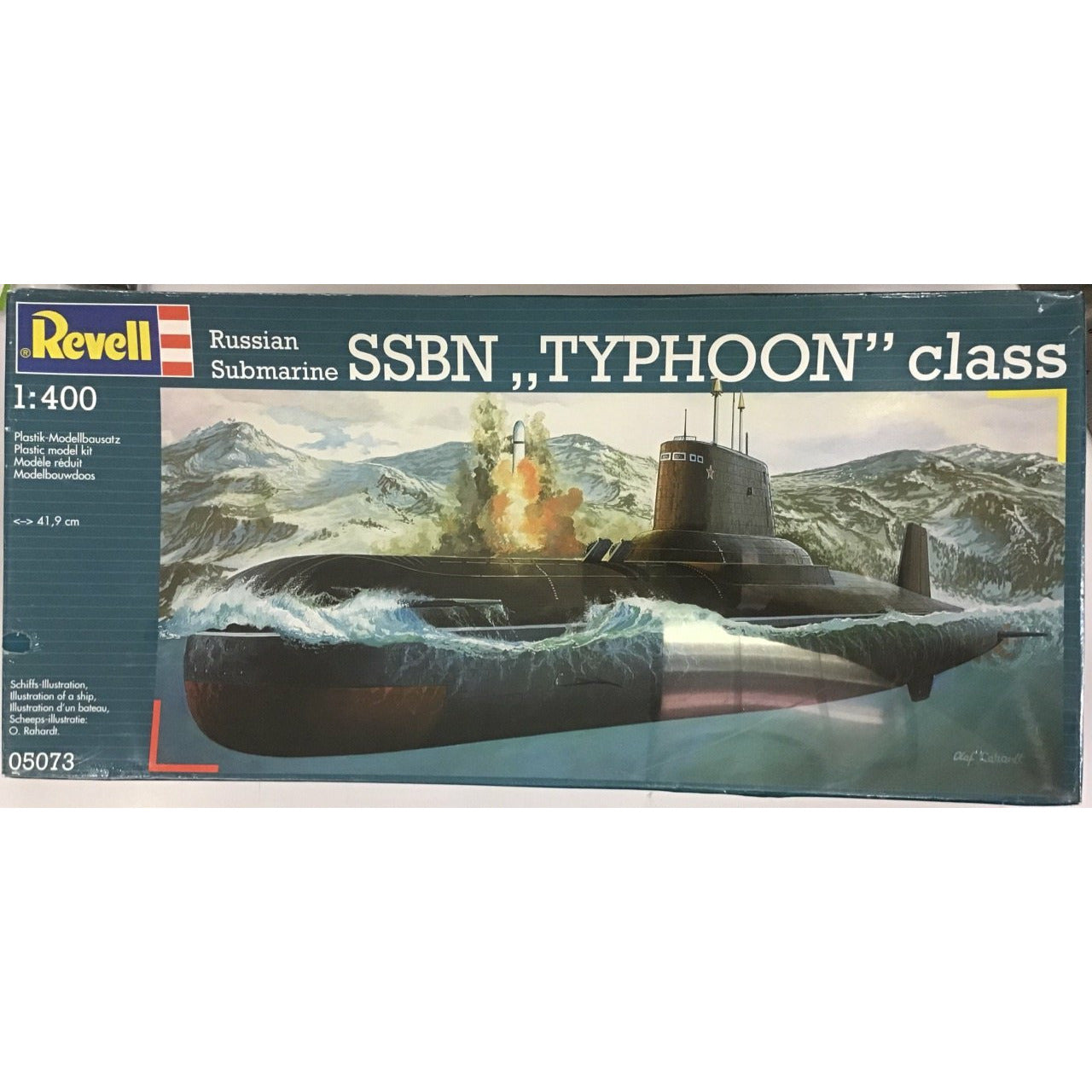 Russian Submarine SSBN "Typhoon" Class 1/400 Model Submarine Kit #5073 by Revell
